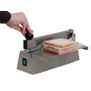 Audion GPS - Scelleuse thermique manuelle entièrement construite en acier inoxydable, ce qui en fait une scelleuse hygiénique, idéale pour l'emballage de produits alimentaires délicats. La soudeuse GPS répond à toutes les normes de qualité utilisées dans l'industrie alimentaire et vous offre un système d'emballage polyvalent et compact, produisant une forte soudure de 1 mm . Idéale en combinaison avec les sacs GPS.