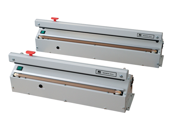  Magnéta industrielle - Cette soudeuse industrielle motorisée, idéale pour les cadences moyennes et les joints de 5 mm, se contrôle aisément par une simple pression sur la pédale électrique. L'électro-aimant intégré maintient le bras de soudure en position, garantissant une étanchéité constante sans regard à l'expérience de l'opérateur. Son système de couteaux polyvalent permet de souder des sacs pré-fabriqués ou de créer vos propres emballages sur mesure.