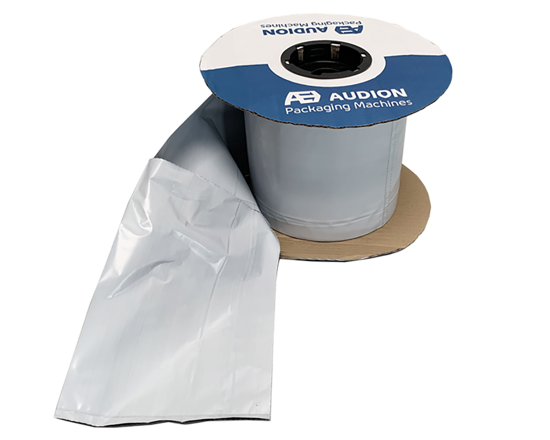 Envoyeur d'expédition SpeedBags® Coex - Ces sacs postaux en poly coextrudé sont conçus pour l'exécution des commandes, avec un extérieur blanc et un intérieur noir pour garantir la confidentialité lors de l'exécution électronique. Les sacs sont pré-perforés, fermés en bas par une soudure, et ouverts sur la face supérieure pour être facilement remplis. Les SpeedBags sont compatibles avec toutes les ensacheuses automatiques utilisant des sacs en rouleau pré-ouverts. Disponible dans une large gamme de tailles et de matériaux de film. Dimensions et matériaux spéciaux disponibles sur demande. Remarque : sur les Speedbags, une remise sur volume s'applique à partir de 25 000 sacs.