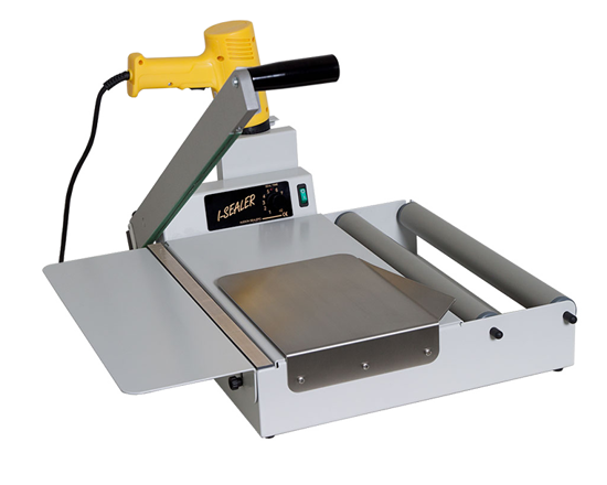 161 B  rétractable ou non. - Soudeuse de conception astucieuse pour la mise sous film avec ou sans rétraction. Idéale pour les petites quantités de production.  Simple, efficace et ne prenant que très peu de place, elle est équipée d'un fil de soudure/coupe, qui soude et coupe le film en une seule opération. La soudeuse peut être utilisée en combinaison avec un pistolet thermique pour la rétraction du film autour du produit .Longueur maximale de soudure: 430 mm