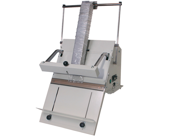 Pandyno - L'ensacheuse manuelle la plus simple. Equipé d'un support pour monter la goulotte de remplissage souhaitée. La goulotte de remplissage doit être recouverte d'un film tubulaire pour produire des sacs remplis rapidement et efficacement. Fonctionnement simple et léger en appuyant sur le bras de soudure pour démarrer le cycle.