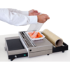 ASW450 - L'Audion Stretch Wrapper est une filmeuse compacte et facile à utiliser pour enrober sous film des produits alimentaires, des barquettes etc... avec un résultat final attrayant et présentable. Cette enveloppe se distingue  par sa solidité et sa grande qualité. La température réglable, le fil de coupe chauffé et le frein du rouleau de film garantissent un processus d'emballage sans effort avec des résultats finaux de haute qualité. Idéal pour une utilisation dans les magasins de produits frais, les supermarchés, les boucheries et les charcuteries, vous permettant de produire facilement jusqu'à 4 paquets par minute.