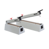 Sealboy Magneta - Le produit phare des soudeuses manuelles. Robuste soudeuse par impulsion , équipée d'un couteau et d'une fermeture électromagnétique qui contrôle à la fois le temps de soudure et de refroidissement pour garantir des scellements homogènes indépendamment de l'opérateur. Le bras de soudure s'ouvre automatiquement une fois le temps de soudure réglé écoulé. Soudeuse de qualité supérieure avec 3 ans de garantie.