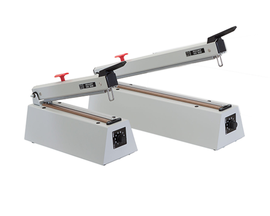 Sealboy Magneta - Le produit phare des soudeuses manuelles. Robuste soudeuse par impulsion , équipée d'un couteau et d'une fermeture électromagnétique qui contrôle à la fois le temps de soudure et de refroidissement pour garantir des scellements homogènes indépendamment de l'opérateur. Le bras de soudure s'ouvre automatiquement une fois le temps de soudure réglé écoulé. Soudeuse de qualité supérieure avec 3 ans de garantie.