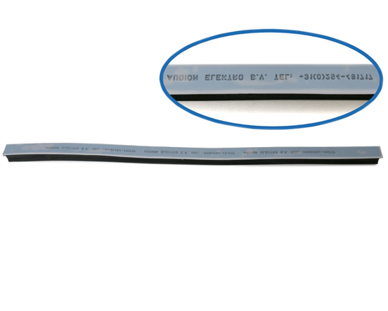 Soudure code - Soudez et codez en une seule étape ! Incluez des chiffres, des caractères ou les deux dans votre soudure. Avoir une empreinte permanente et inviolable qui est physiquement intégrée dans la soudure du sac. Remarque : Suite à votre achat, nous prendrons contact pour confirmer le texte souhaité et les spécificités de la machine.
