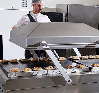 Vacuum-packed meal components so that the customer can heat them au-bain-marie at home